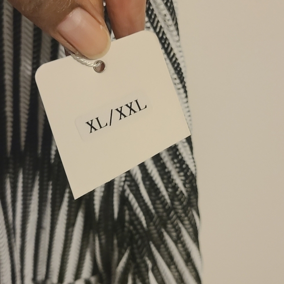 Surf Style | Black and White Contrast Stripe Swimsuit Cover-up Dress (Size XL) - Picture 11 of 16